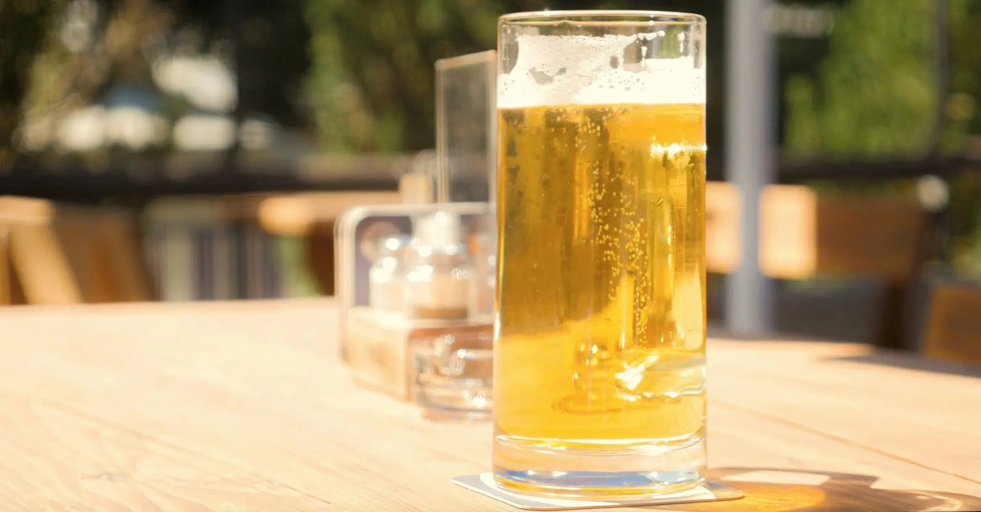 Ein frisch gezapftes Bier auf einem Holztisch