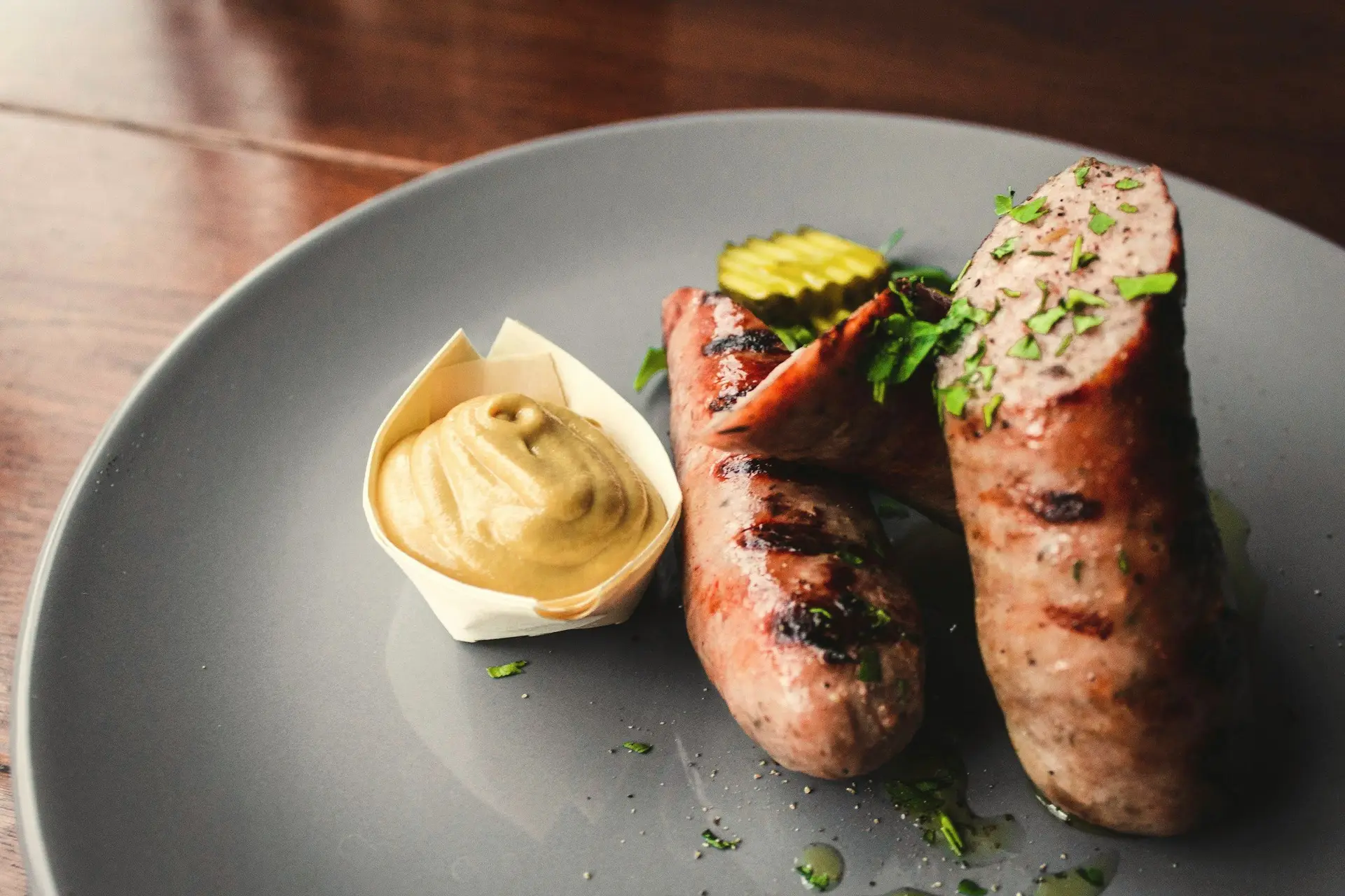 Zwei Bratwürste mit Senf