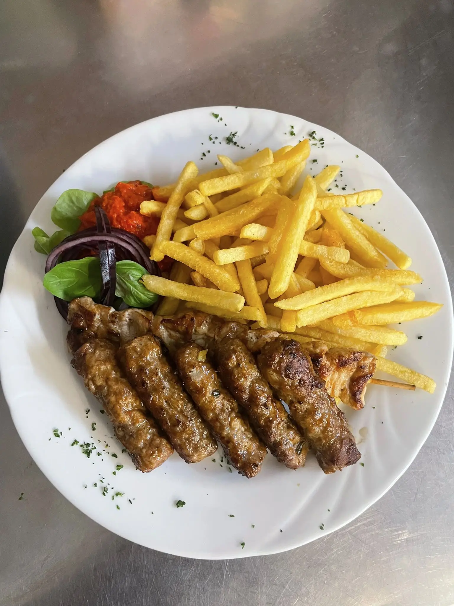 Ćevapčići und Fleischspieß mit Pommes, Ajvar und Salat