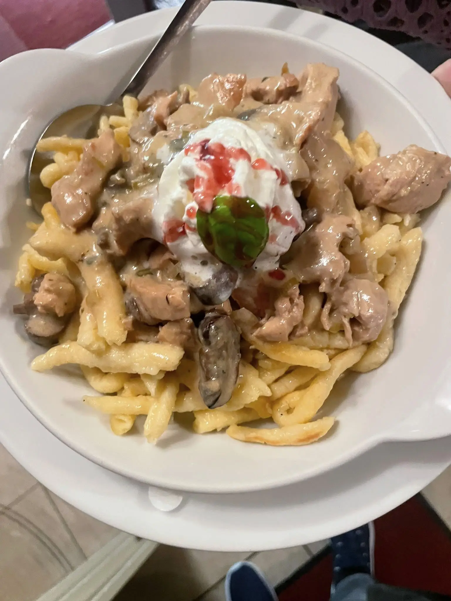 Puten-Sahnegeschnetzeltes mit Champignons auf Spätzle