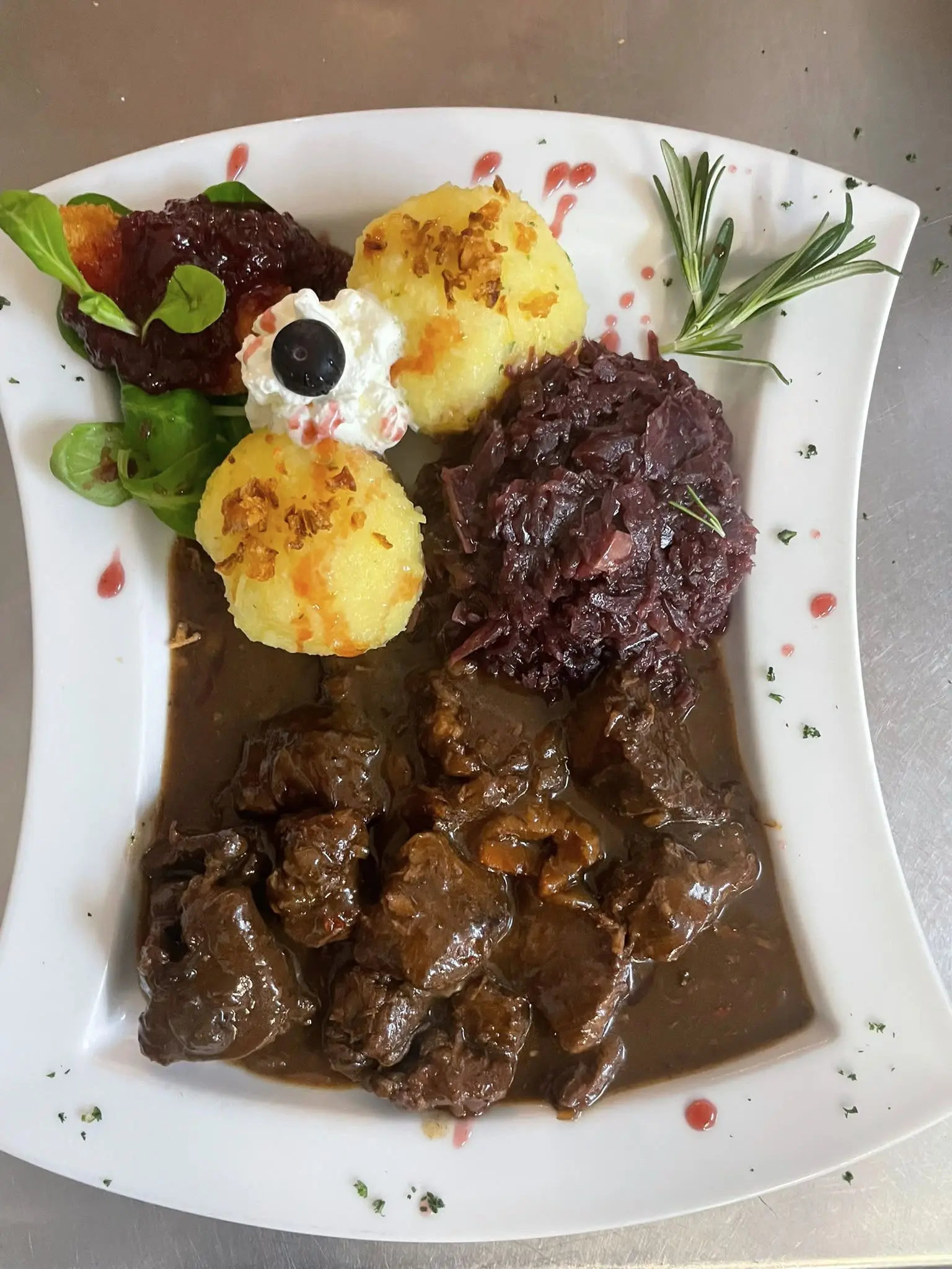 Hirschgulasch mit zwei Klößen, Rotkohl und einer halben Preiselbeerbirne