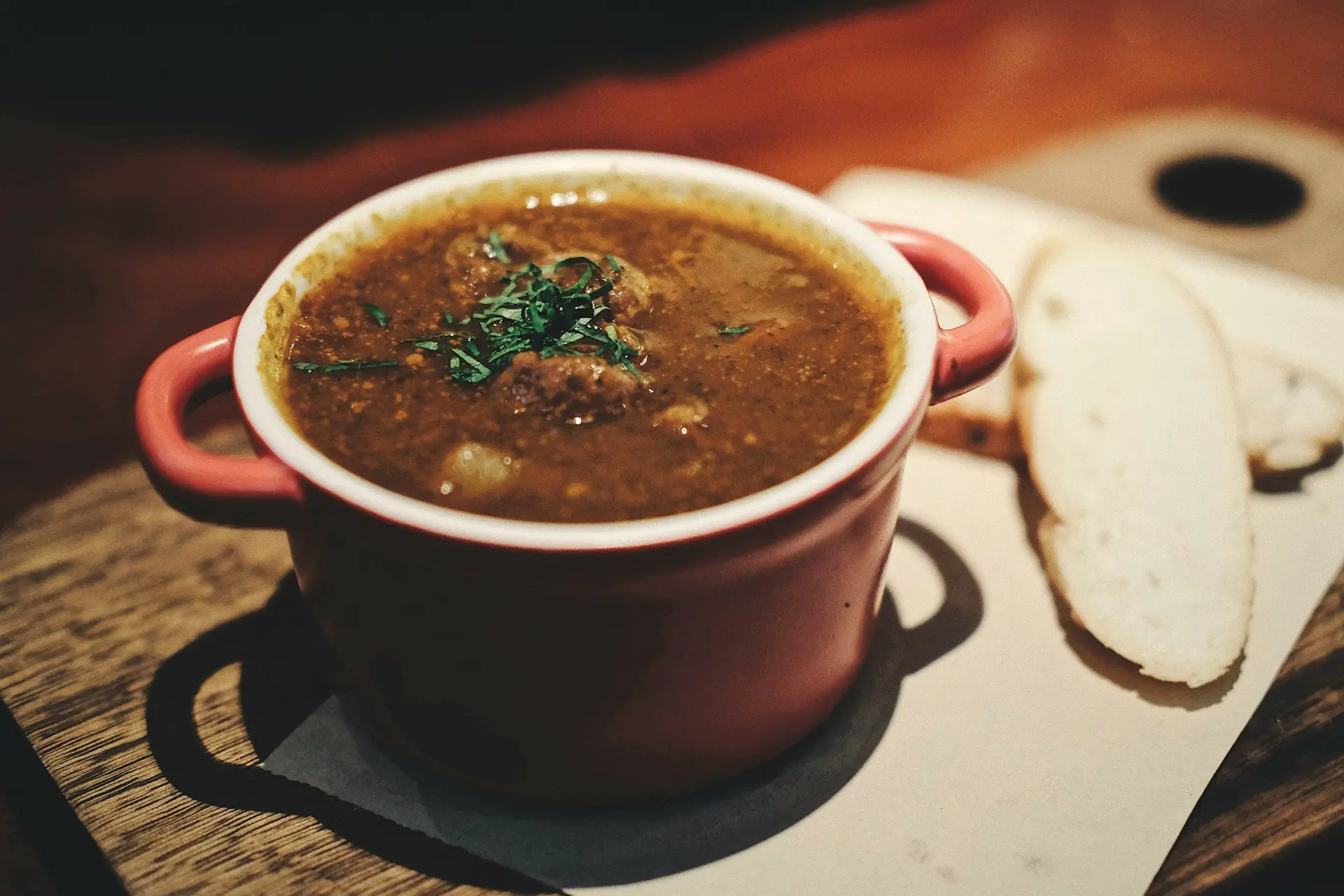 Gulaschsuppe im Topf mit Brot