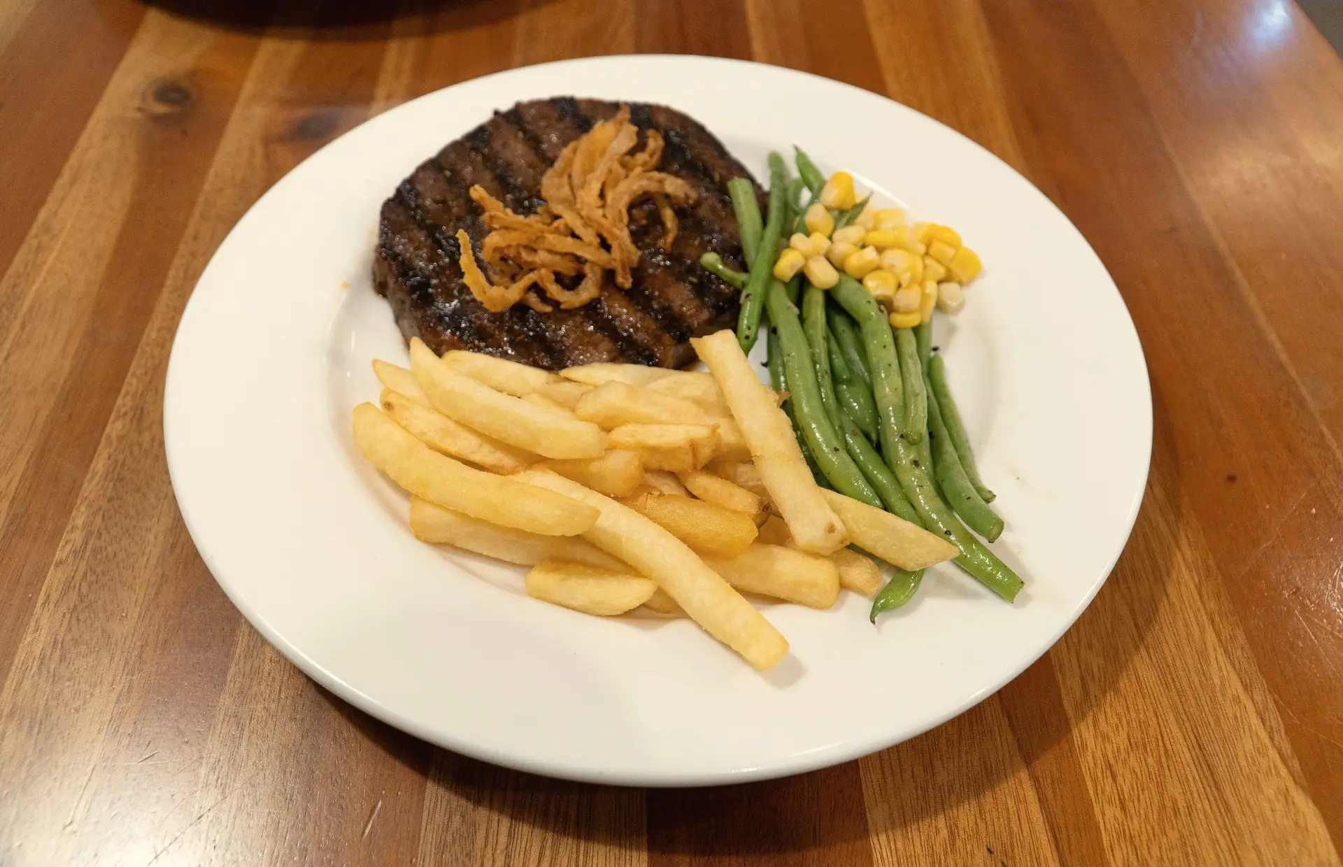 Rumpsteak mit Röstzwiebeln, Pommes und Bohnen